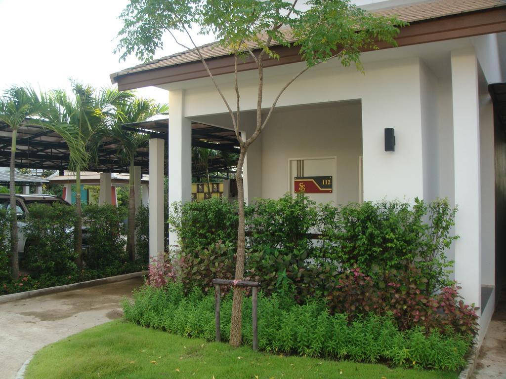 Saabpaiboon Grand Resort Ban Talat Chambre photo